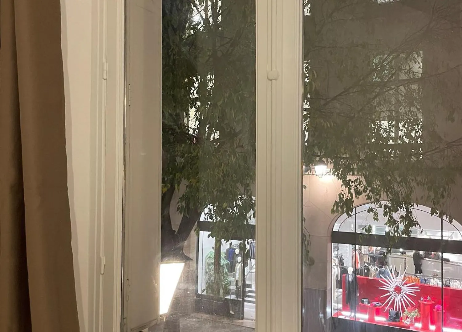 Parisian Mona Lisa Studio - Heart Of Paris 0*,