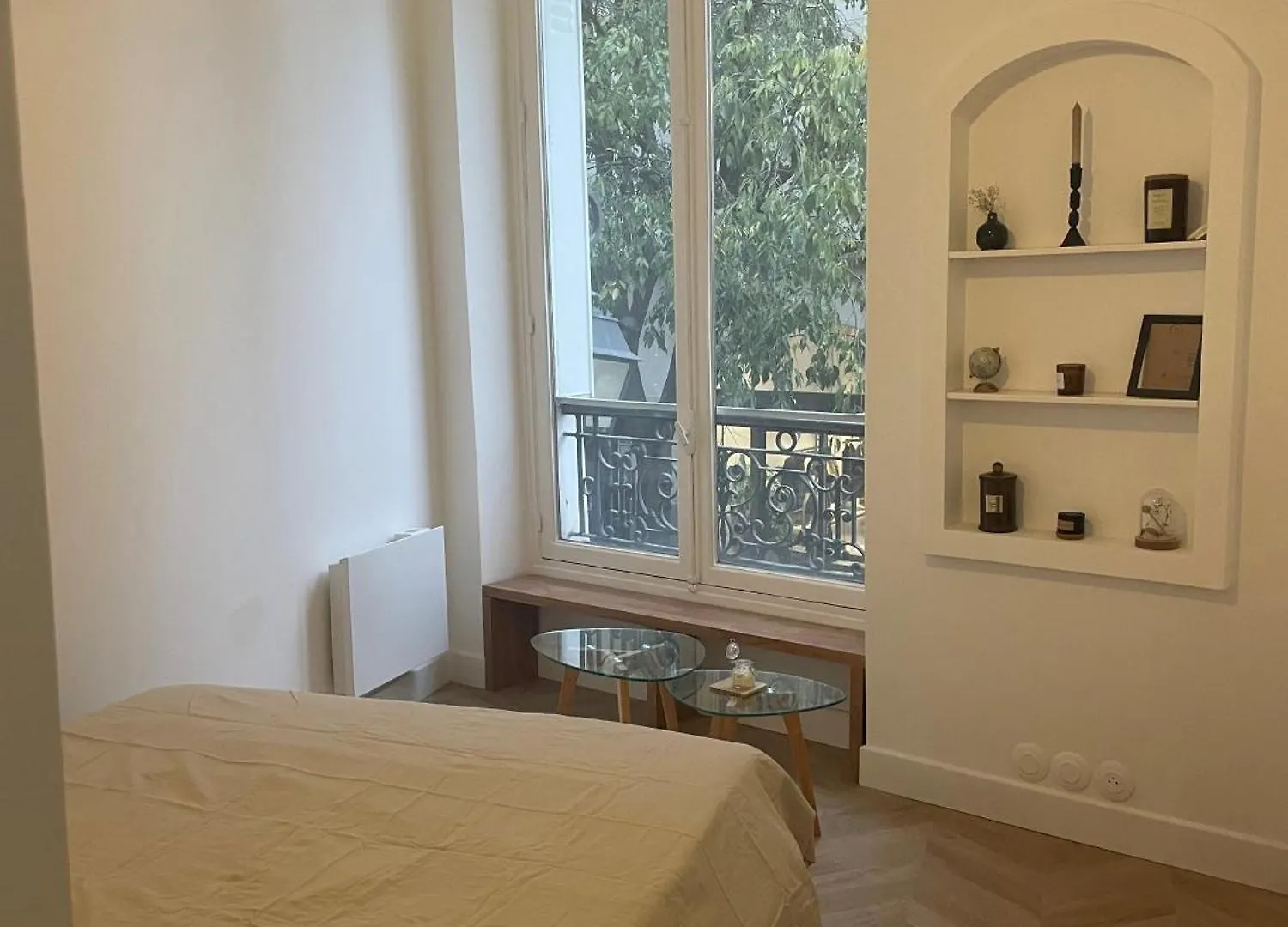Parisian Mona Lisa Studio - Heart Of Paris